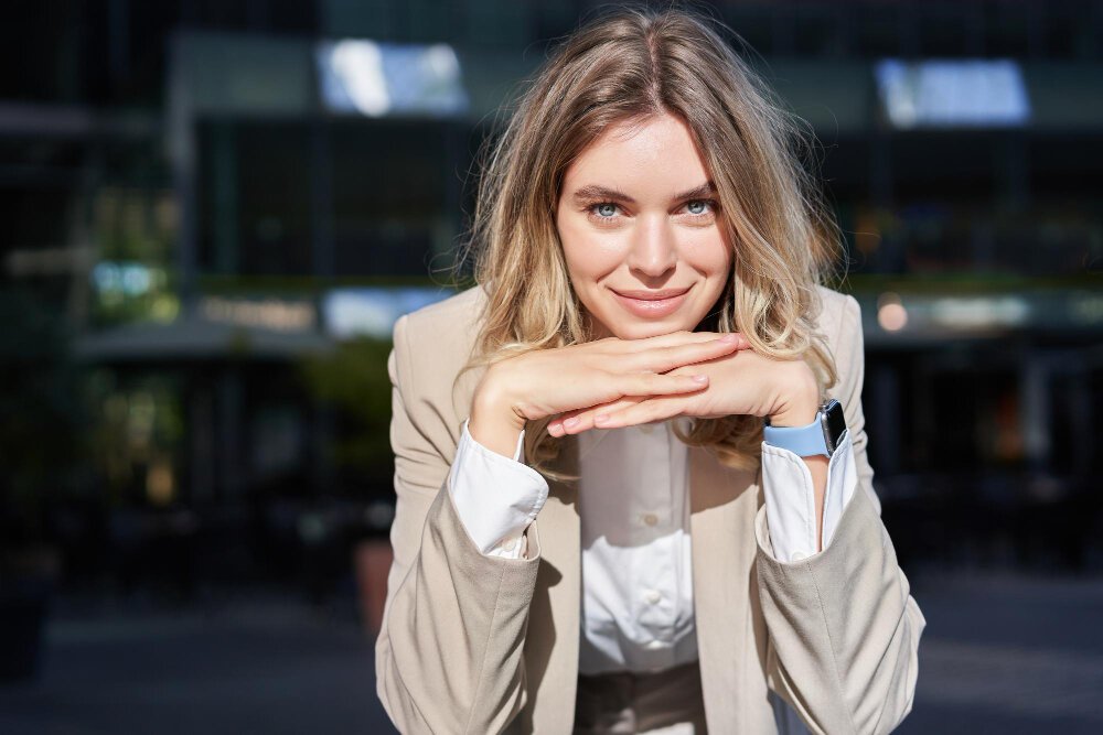 Performance marketing: zadowolona kobieta