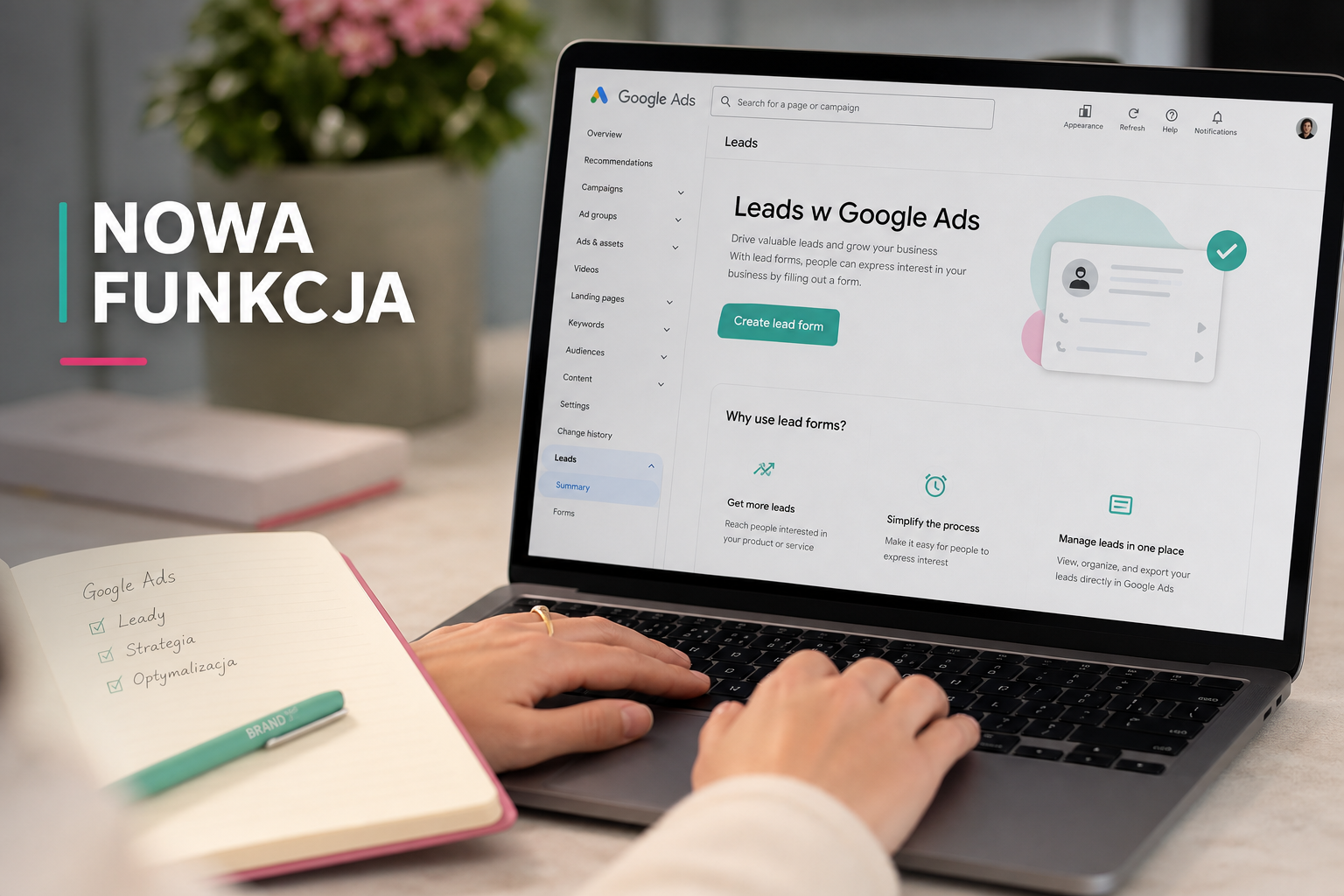 Widok laptopa z otwartą sekcją Leads w Google Ads i przyciskiem Create lead form