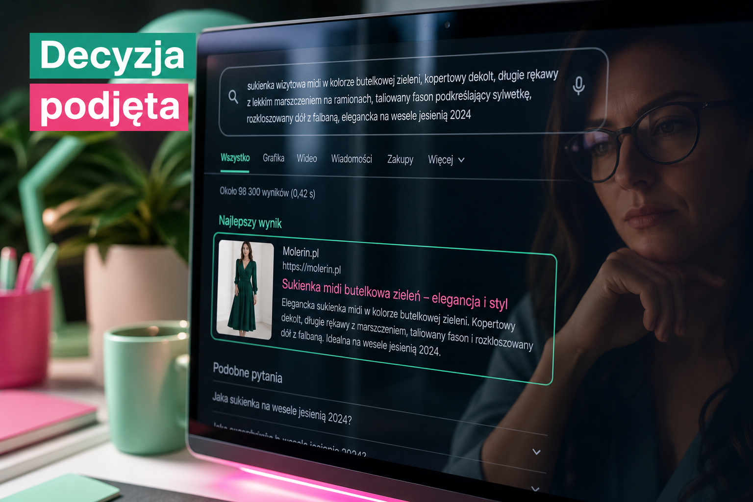 Monitor z długim zapytaniem AI, użytkownik gotowy do działania, napis 'Decyzja podjęta'