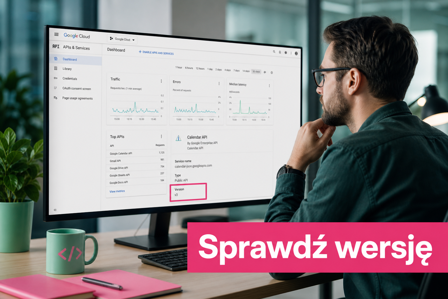 Programista sprawdza wersję Google Ads API na monitorze w nowoczesnym biurze