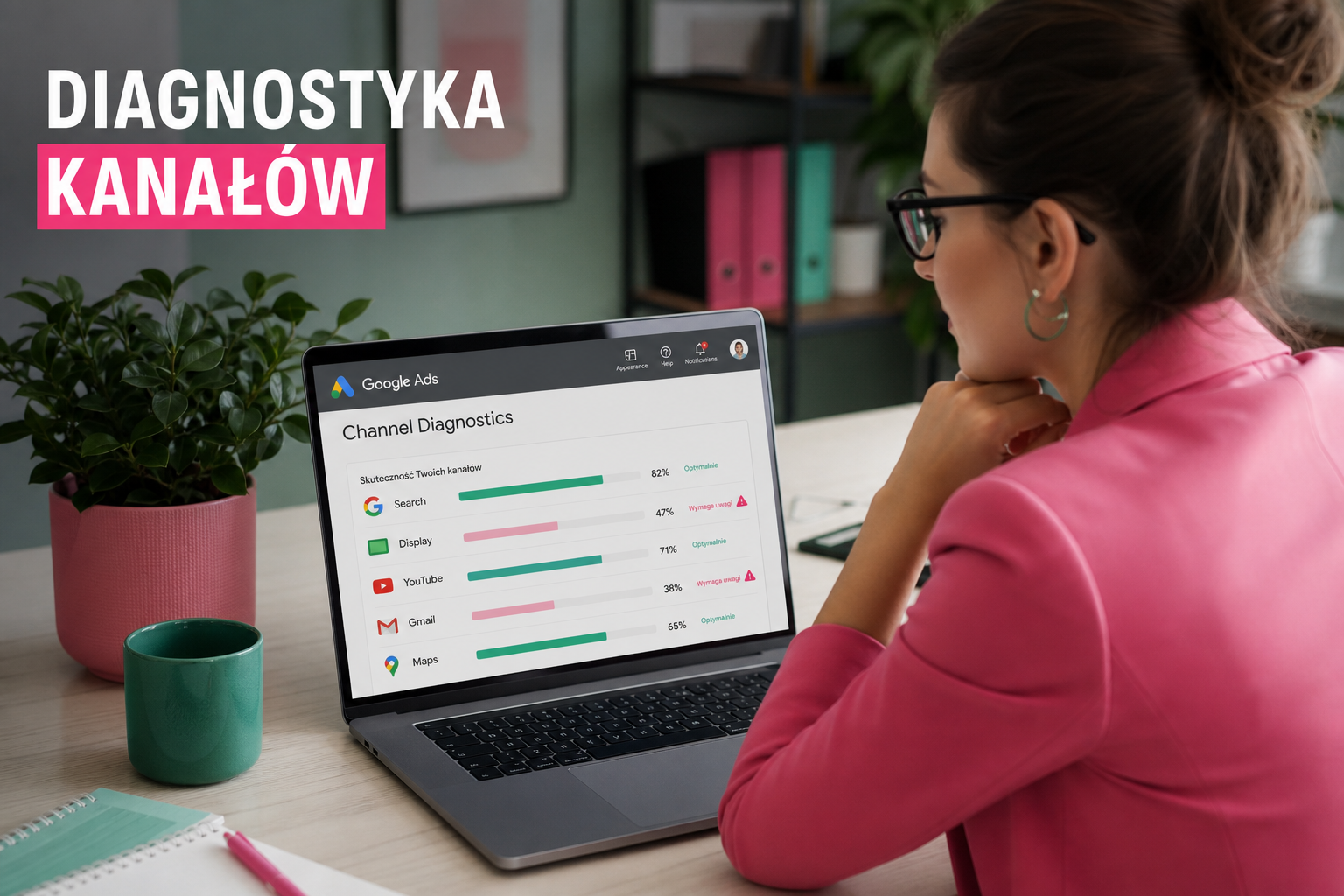 Marketer analizuje Channel Diagnostics Google Ads na laptopie, widoczne kanały i ostrzeżenia